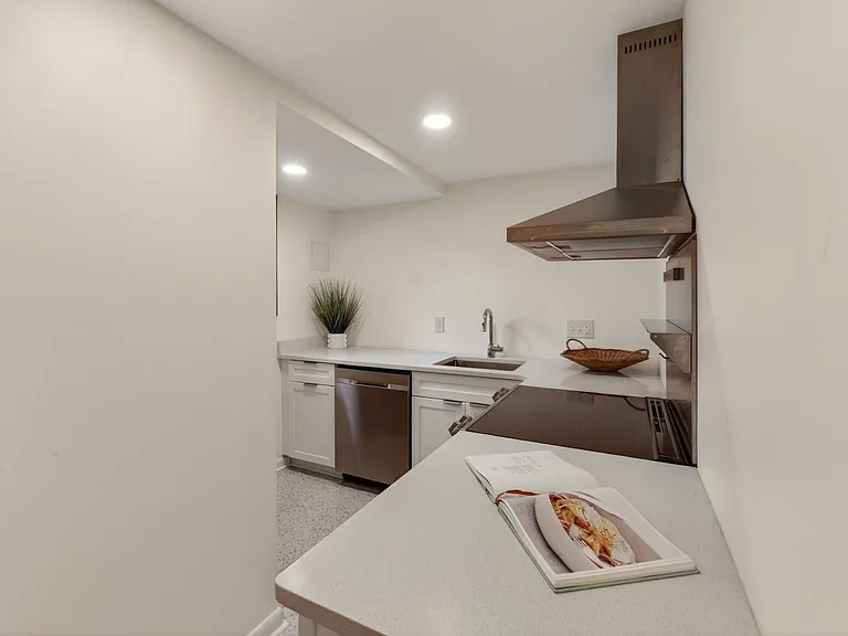 1408 Baker St #B — Photo 6