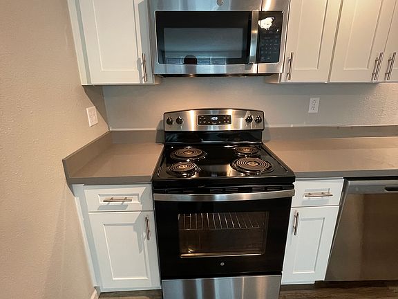 3rd image of 330 15th Ave W #118