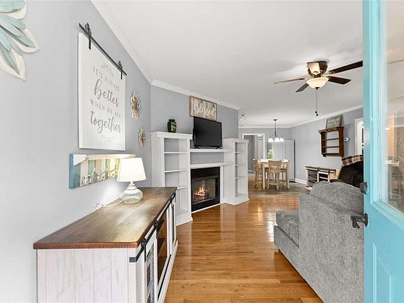 3rd image of 104 View St