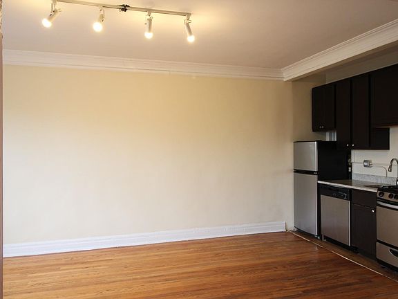 4th image of 1210 W Granville Ave #323