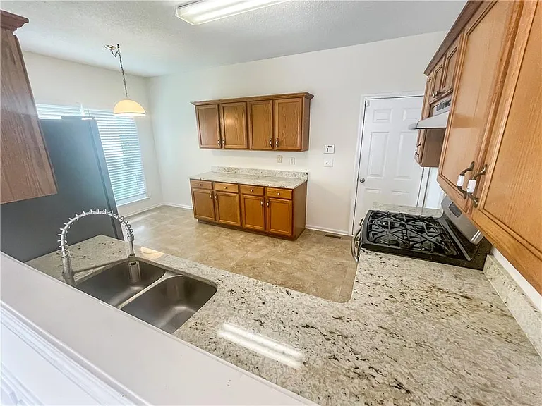 140 Calborne Ct — Photo 10
