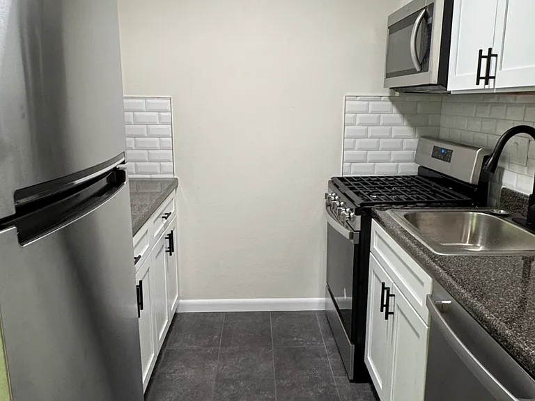 18 Waldron Ave #8D — Photo 1