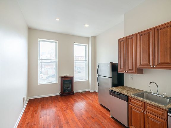 3rd image of 1422 Christian St #1F
