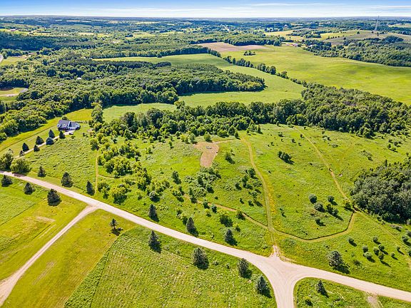 4th image of 180 Surrey Ridge Trl
