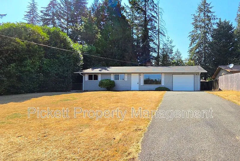 3 bed, 1.0 bath, 988 sqft, $1,995 — Photo 2