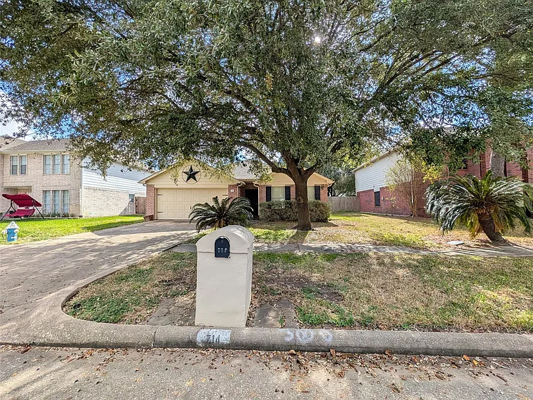714 N Vista Dr — Photo 2