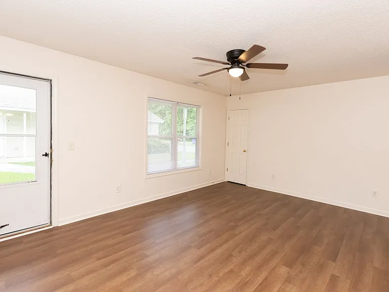 241 Lakewood Dr — Photo 10