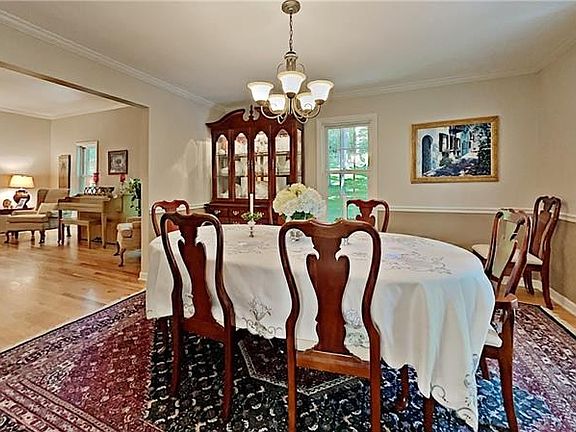 4th image of 3073 Swansea Cres W