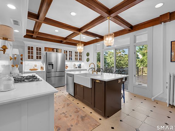 4th image of 354 Pomfret Street