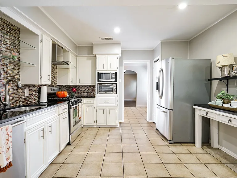 3135 Hedgerow Dr — Photo 18