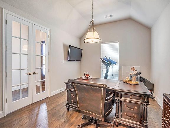 4th image of 2156 Balcones Dr