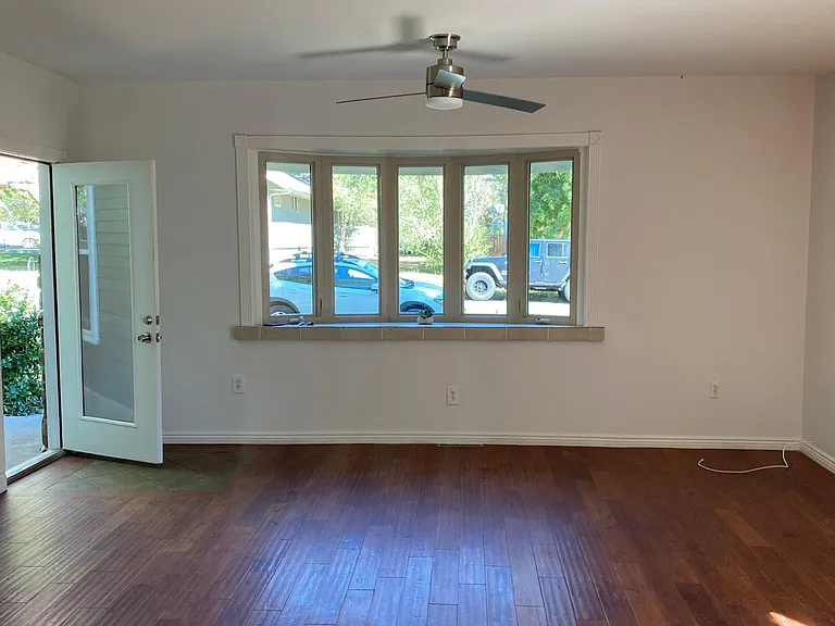 Living room/entry