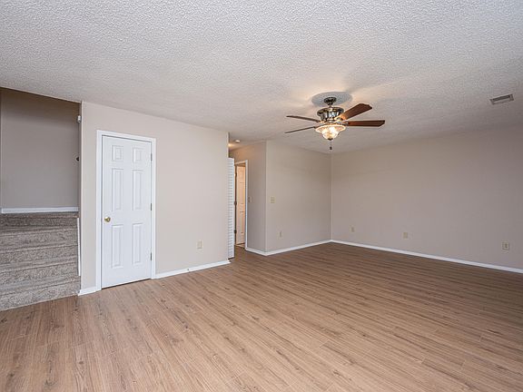 3rd image of 108 Round Table Ln
