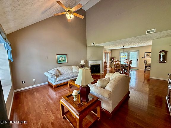 4th image of 8435 Gardenside Ln