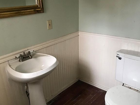 5th image of 107 Oak St