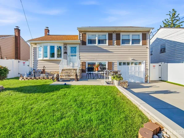 8 Oak St, Carteret, NJ 07008