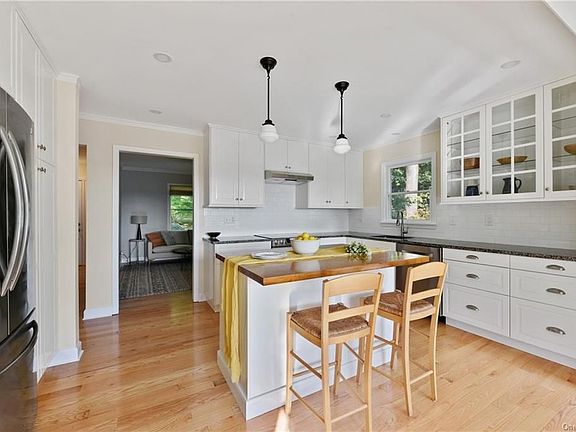 5th image of 33 Hilltop Dr