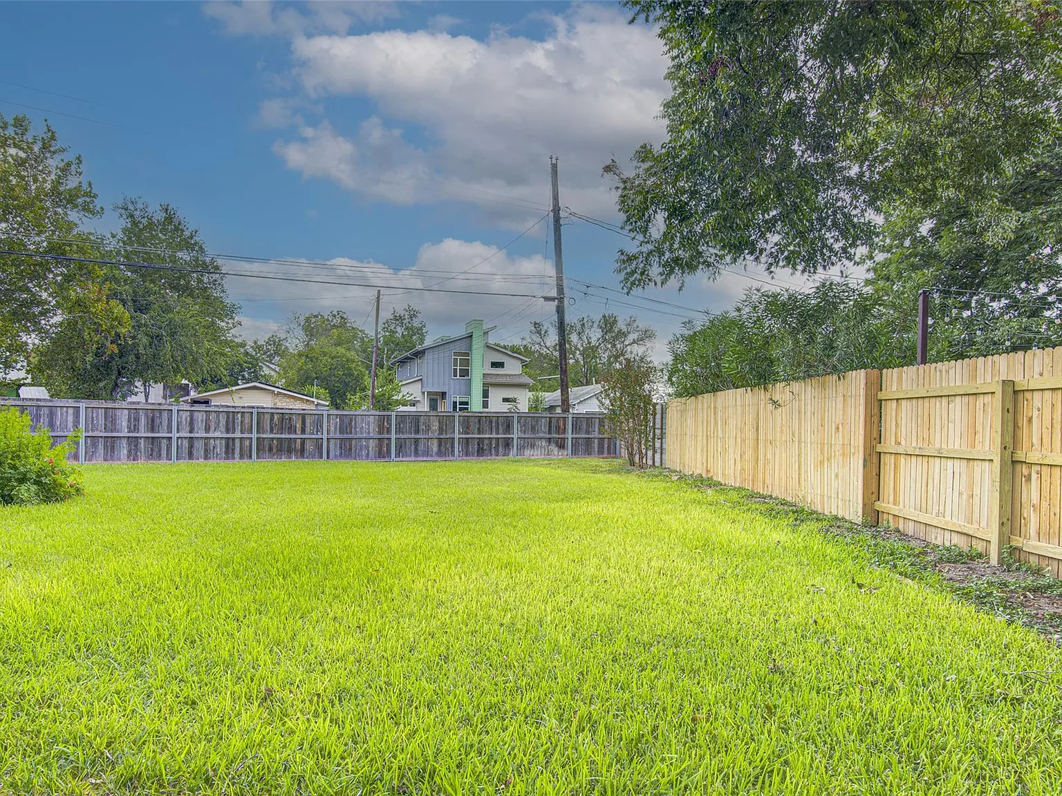 3 bed, 2.0 bath, 1427 sqft, $3,200 — Photo 2
