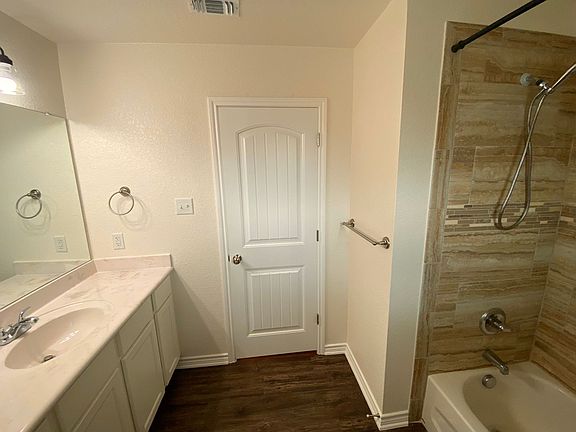5th image of 909 E Mary Jane Dr