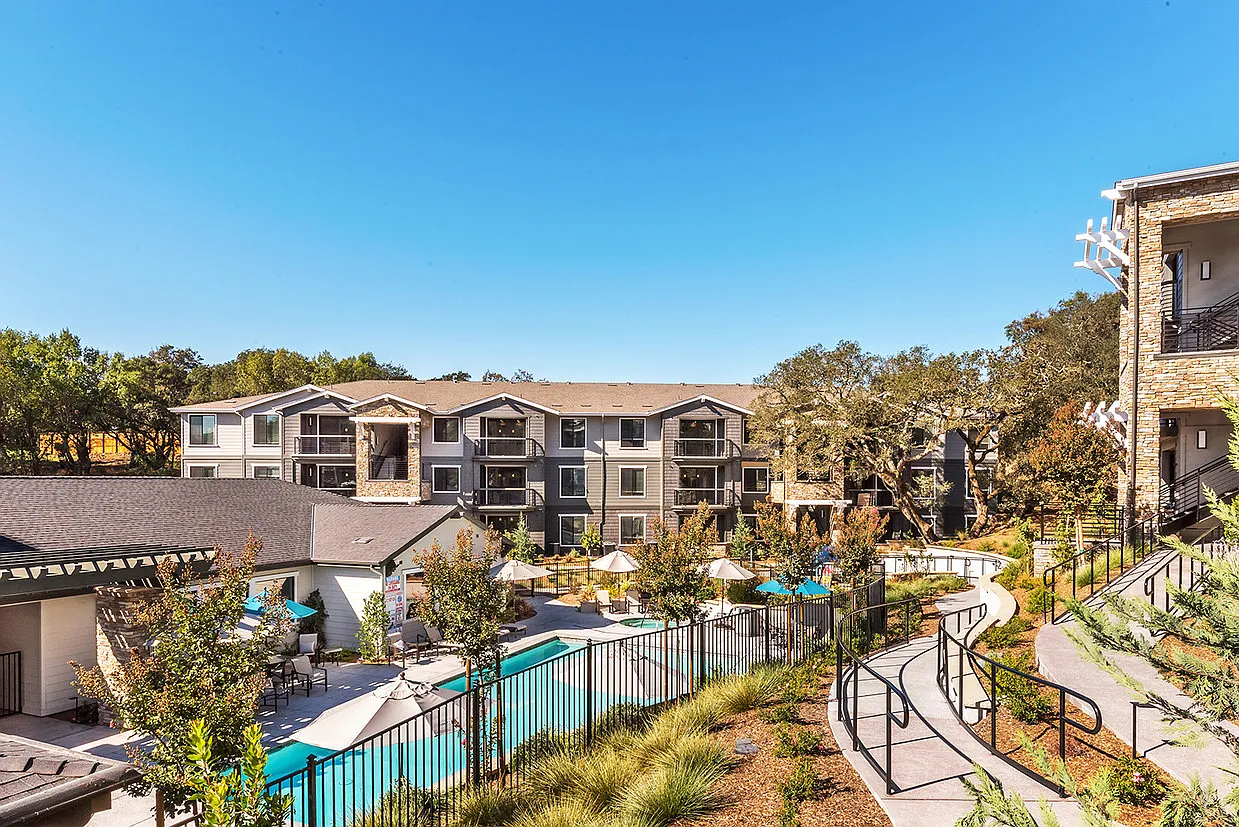 Canyon Oaks Luxury Apartments — Photo 2