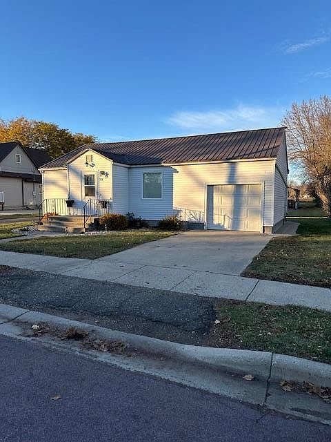 1st image of 204 W Menage Ave