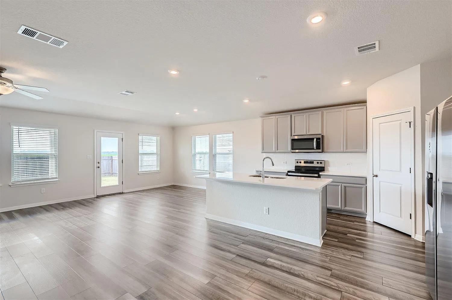 4 bed, 2.0 bath, 1890 sqft, $2,200 — Photo 3