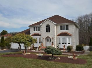 28 Country Oaks Dr, Manalapan, NJ