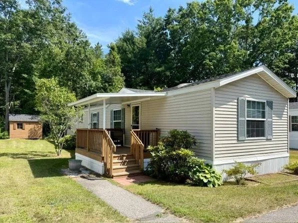 8 Ryefield Dr, Old Orchard Beach, ME 04064