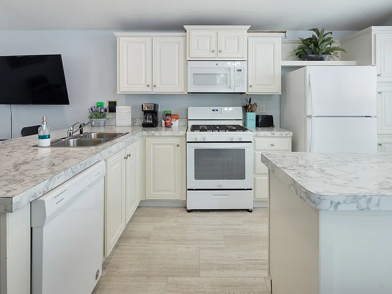 2014 Emerald St — Photo 4