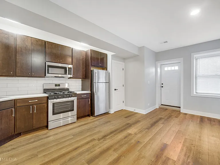 2735 W Polk St — Photo 8