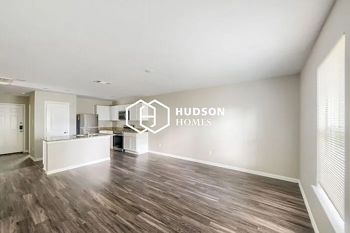 3 bed, 2.0 bath, 1028 sqft, $1,649 — Photo 3