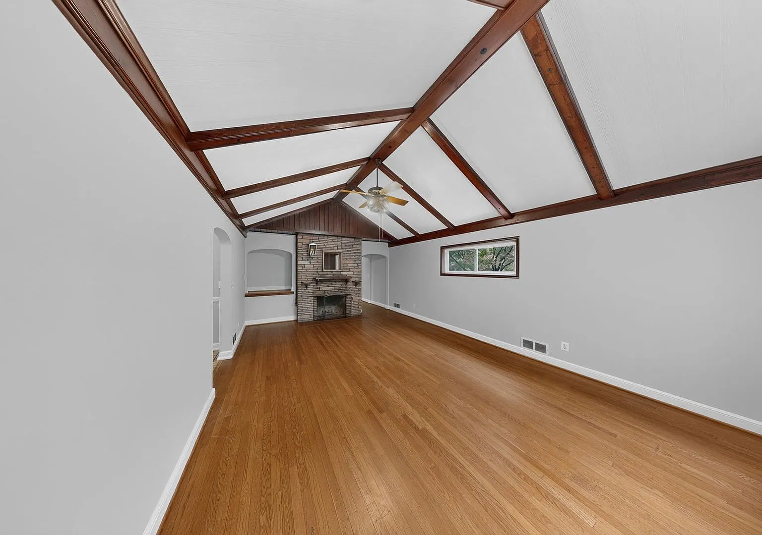 Renovated Classic 4Bed/3.5Bath Chevy Chase Rambler! — Photo 4