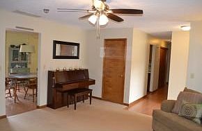 5th image of 807 E Meadowlands Dr