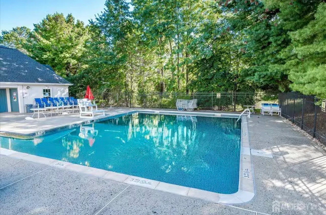 823 Waterford Dr — Photo 4