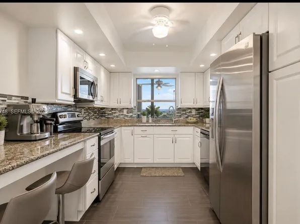 1000 Parkview Dr APT 715, Hallandale, FL 33009