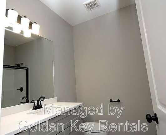 5th image of 602 W 1st St