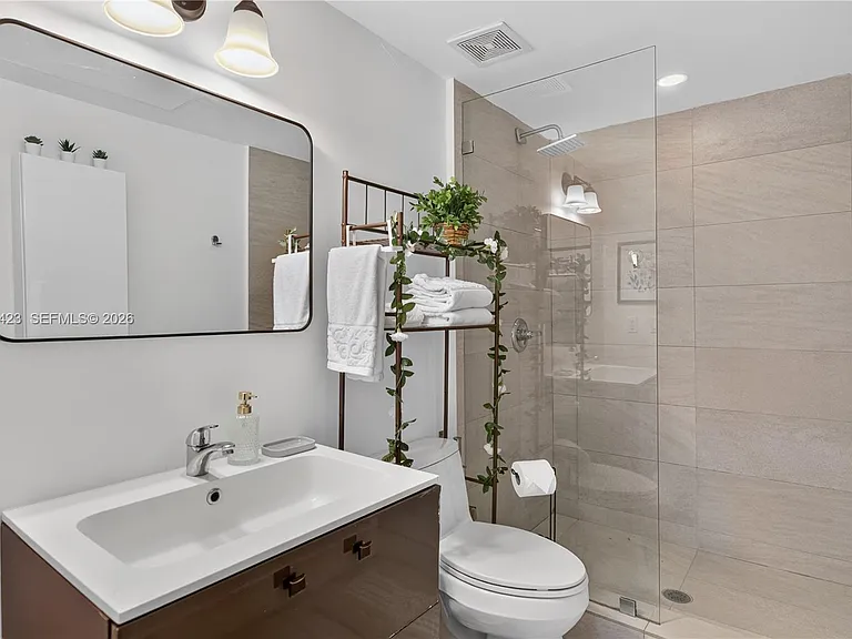 811 Jefferson Ave #204 — Photo 16