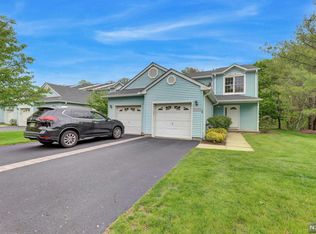33 Foxwood Sq N, Westwood, NJ 07675