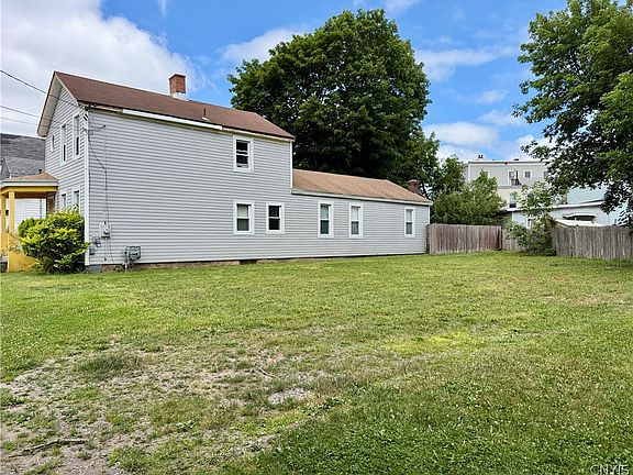 3rd image of 733 Mary St