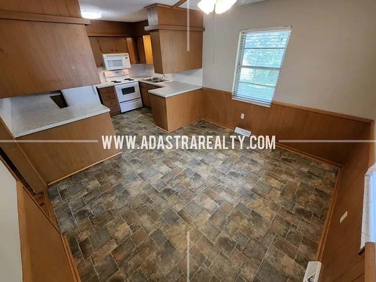 212 Brookside Dr — Photo 3