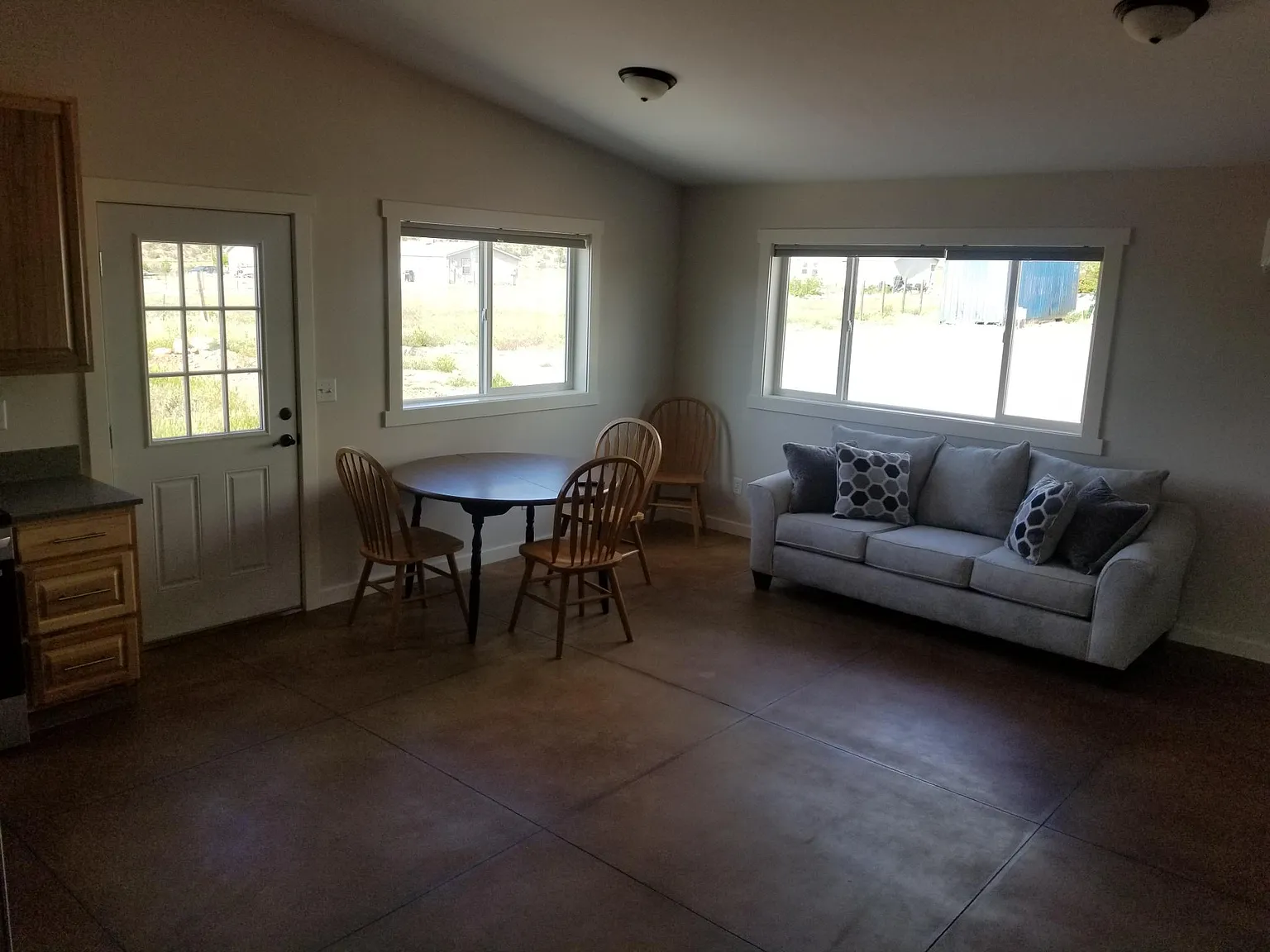 3 bed, 1300 sqft, $2,400 — Photo 3