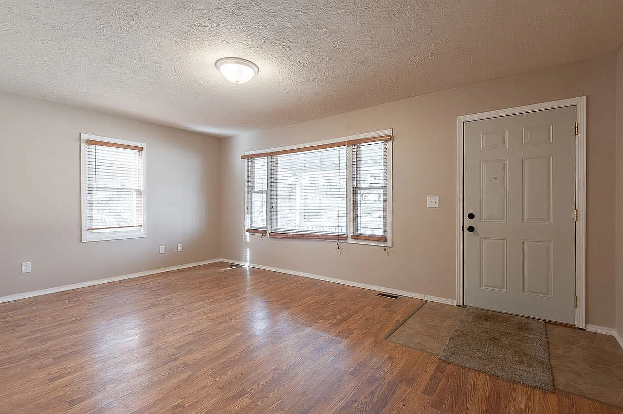 3 bed, 884 sqft, $1,375 — Photo 1