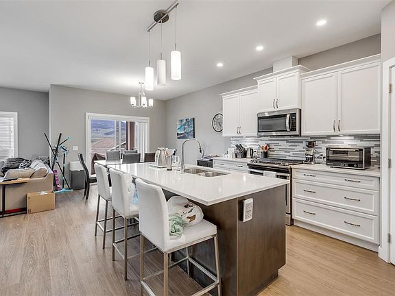 4th image of 691 Yorkville St