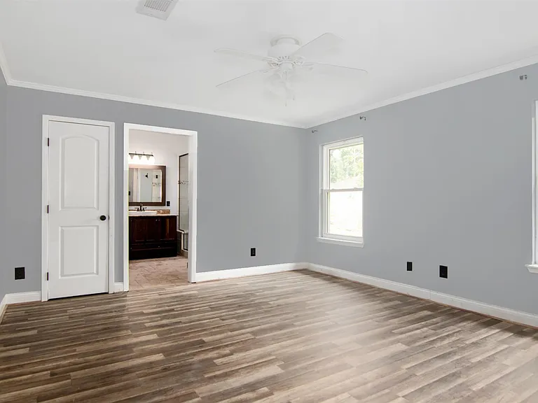 2319 Anthony Ln — Photo 15