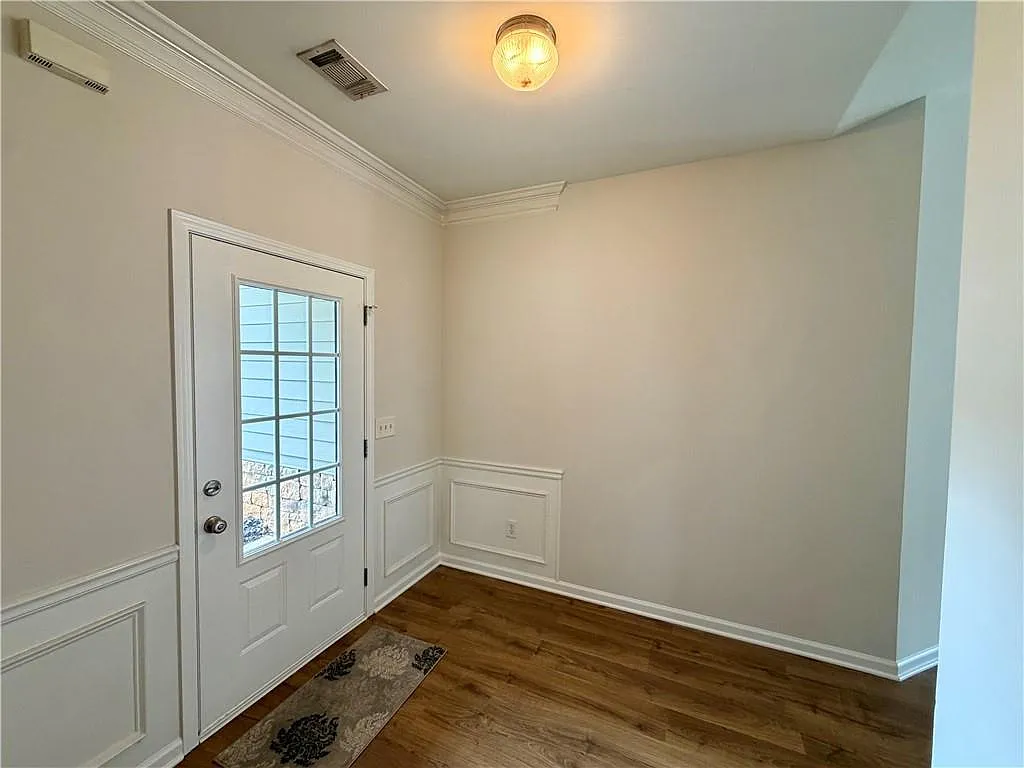 3 bed, 2.0 bath, 1425 sqft, $2,100 — Photo 4