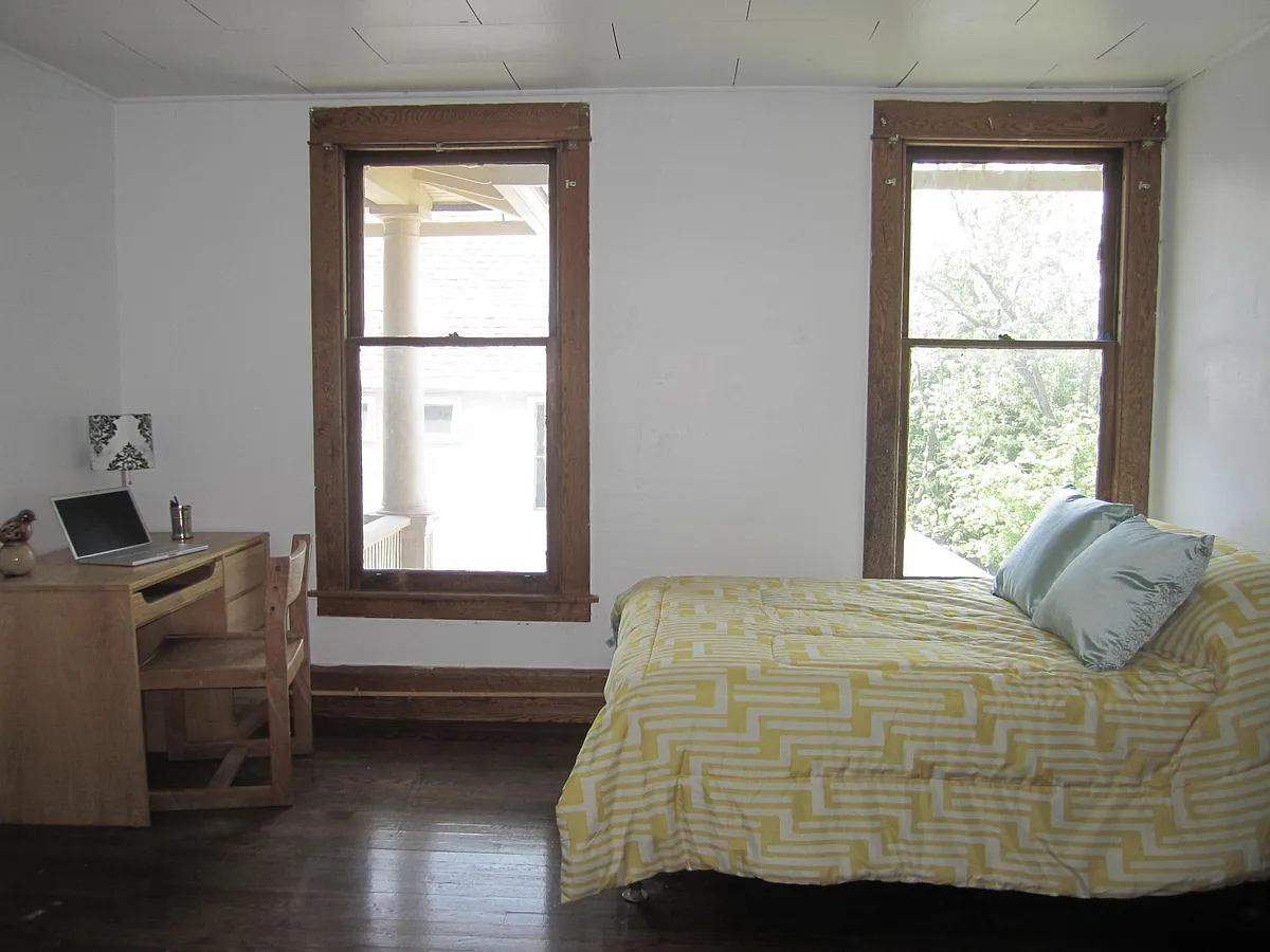 Building Photo - 210 Delaware Ave #3