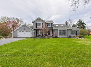 25 Braunston Dr, Fairport, NY 14450