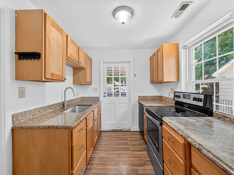2113 Scott Ave — Photo 14