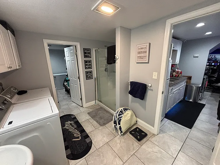 181 Hubbell Ave — Photo 24