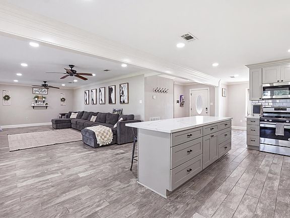 5th image of 106 Desiles Dr